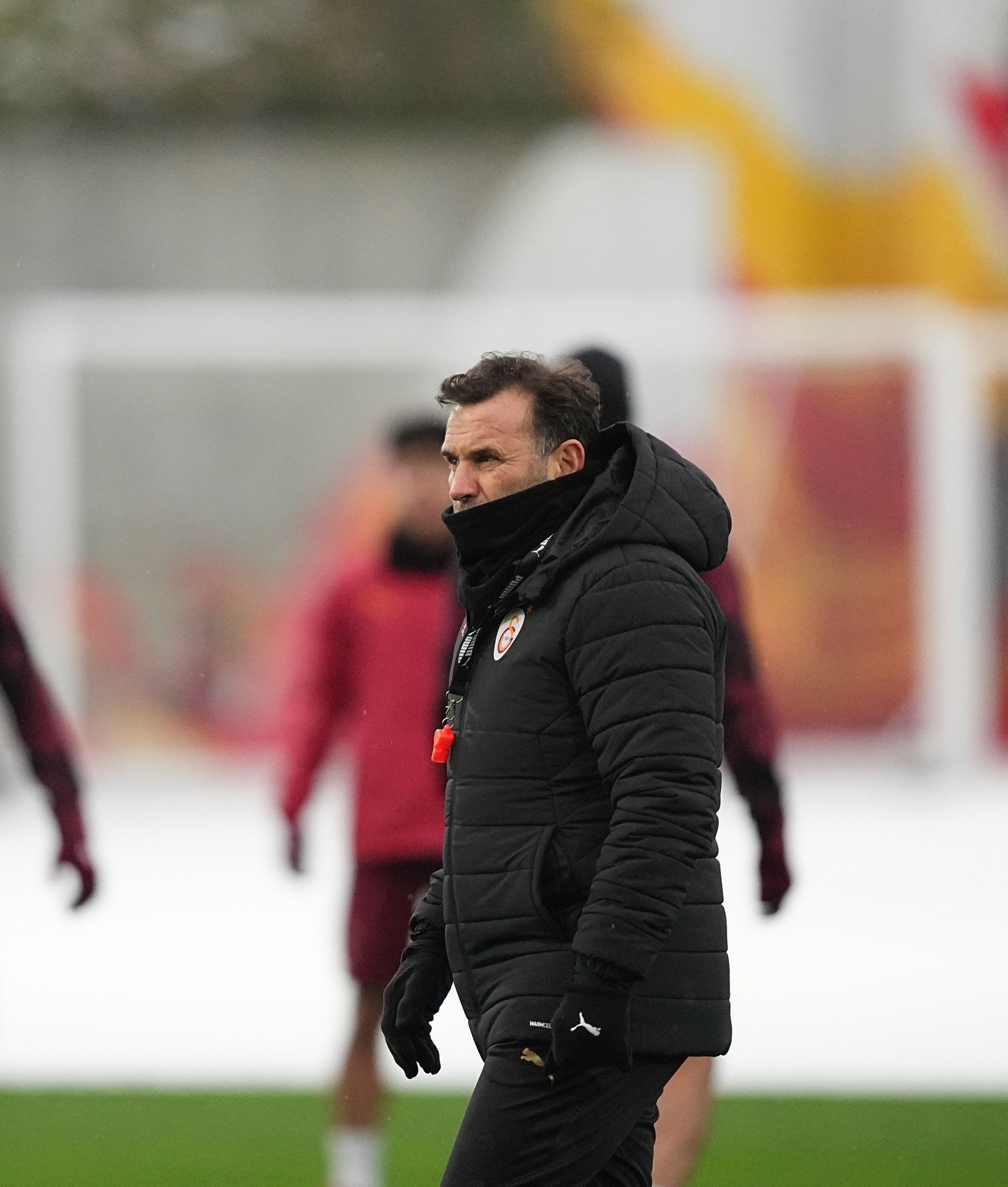 Okan Buruk’tan Soyunma Odasında Tarihi Konuşma: “Başınızı Öne Eğmeyin, Manchester’ı Yıkacağız!”