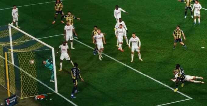 Fenerbahçe – Samsunspor Maçında Hakem Kararları Tartışma Yarattı: Karşılaşmaya Damga Vuran Anlar